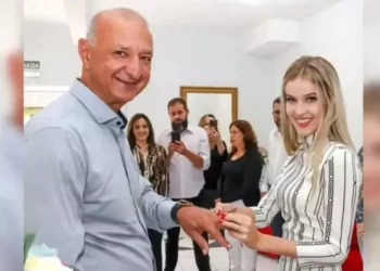 Prefeito de 65 anos se casa com jovem de 16 anos e nomeia sogra para cargo