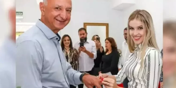 Prefeito de 65 anos se casa com jovem de 16 anos e nomeia sogra para cargo