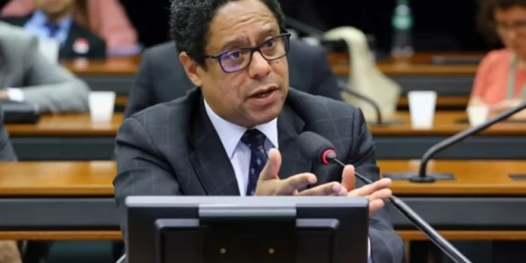 Relator cede e retira do PL das Fake News agência para fiscalizar plataformas