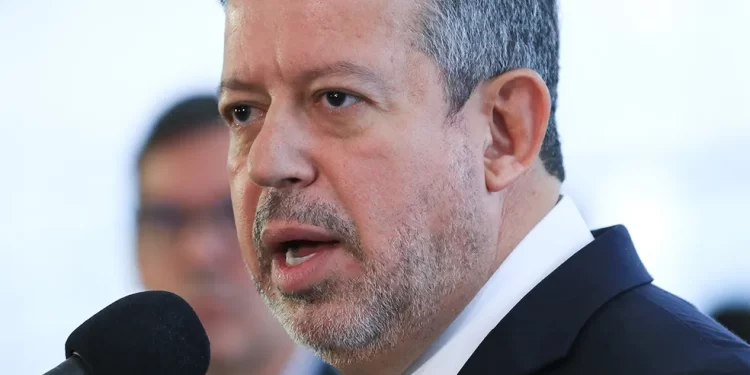 Novo ‘blocão’ inclui aliados do PT e mostra força de Lira sobre Lula