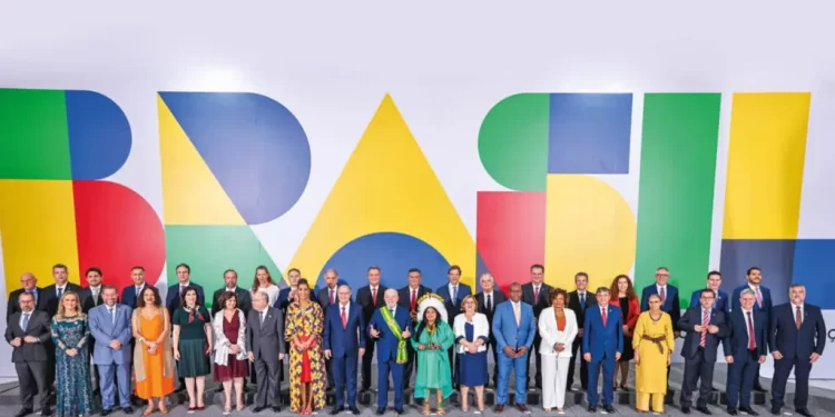 Ministros de Lula usam voos da FAB para emendar fim de semana