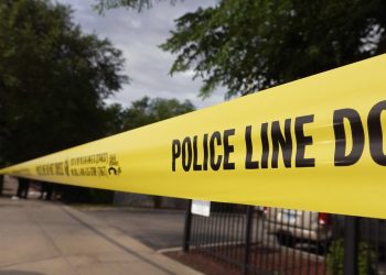 Atirador de 18 anos mata 3 pessoas e fere outras 6 no Novo México, nos EUA