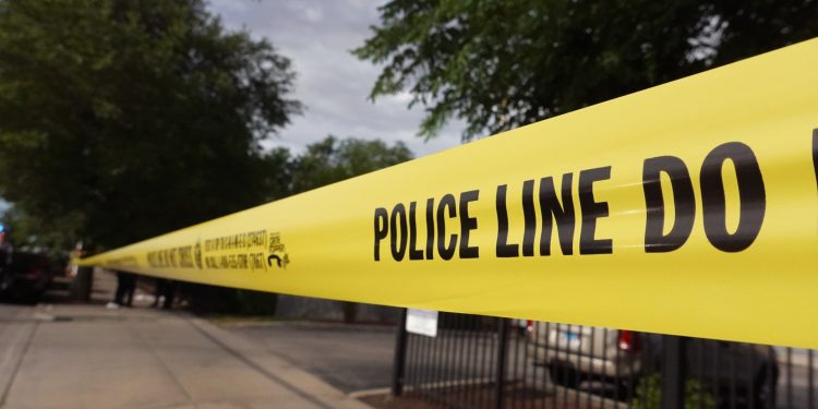 Atirador de 18 anos mata 3 pessoas e fere outras 6 no Novo México, nos EUA