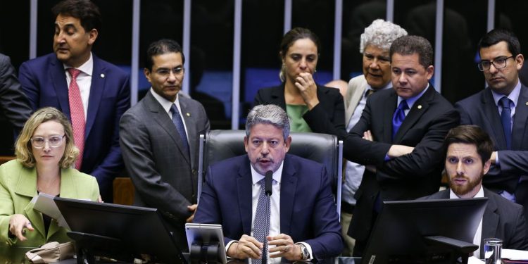 Projeto da Censura é adiado.