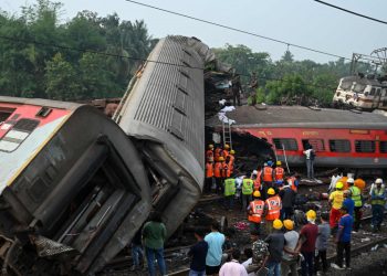 Número de mortos em acidente de trem na Índia pode chegar a 380, diz autoridade do país