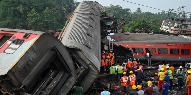 Número de mortos em acidente de trem na Índia pode chegar a 380, diz autoridade do país