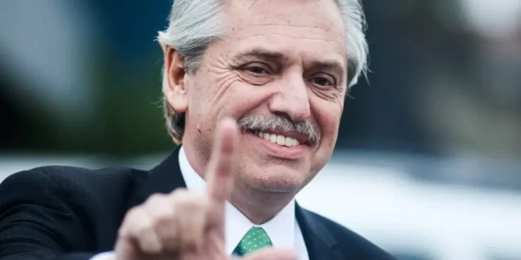 Crise econômica faz argentinos emigrarem ao Brasil em número recorde