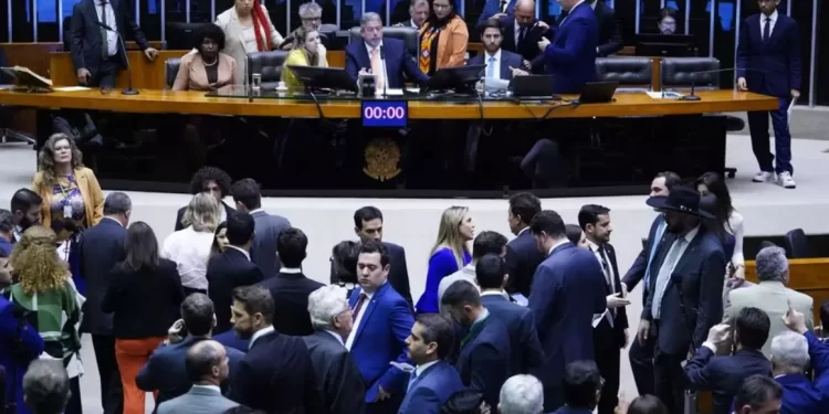 Câmara aprova prisão a quem promover ‘discriminação contra políticos’