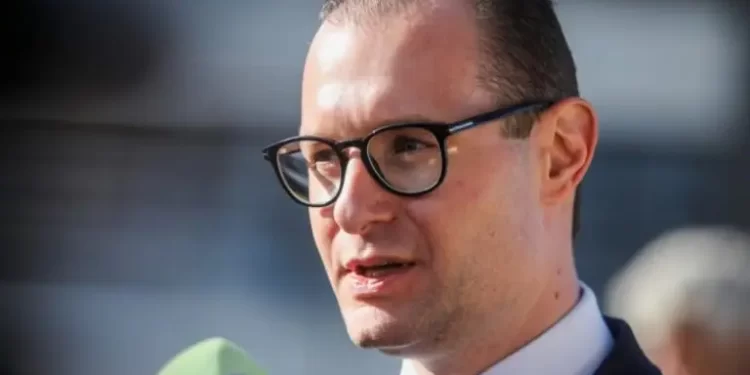 Senadores alvos de inquéritos vão decidir ida de Zanin para o STF