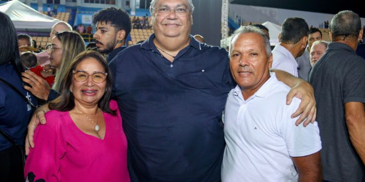 Ao lado do Ministro Flávio Dino e do Governador Carlos Brandão, prefeita Paula Azevedo assiste missa de Corpus Christi