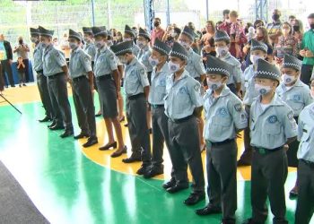 Governo publica decreto que revoga programa de escolas cívico-militares