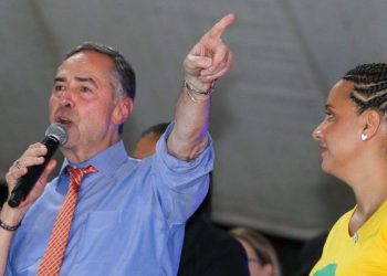 Deputados e senadores   pede impeachment de Barroso após ministro fazer militância politica   em congresso da UNE