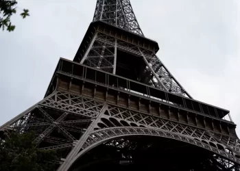 Torre Eiffel é evacuada em Paris após ameaça de bomba