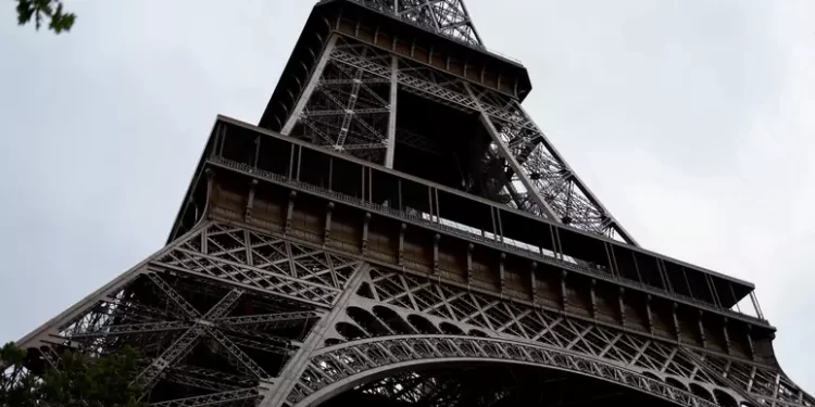 Torre Eiffel é evacuada em Paris após ameaça de bomba