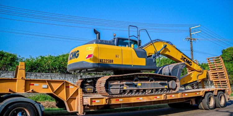 Paço do Lumiar Recebe Escavadeira Hidráulica Graças a Parceria com Codevasf e Deputada Roseana Sarney