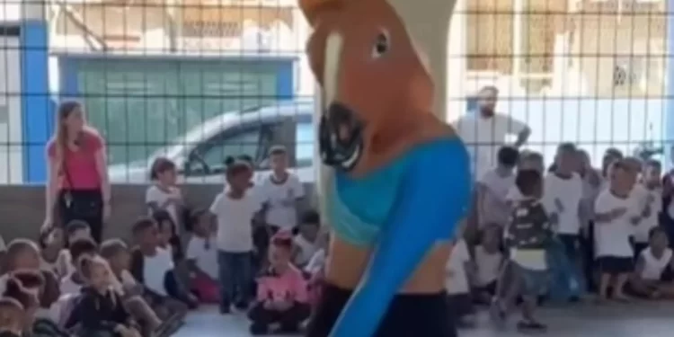 Show do ‘Cavalo Tarado’ em escolas públicas teria custado 50 mil reais aos cofres públicos