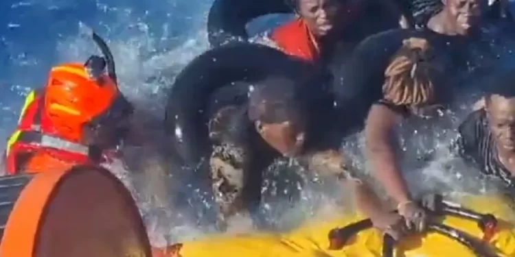 Dezenas de migrantes estão desaparecidos após naufrágios na costa da Itália; mulher e criança morreram, diz agência