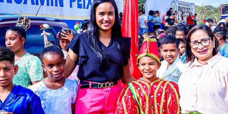 Paço do Lumiar: Prefeita Paula Azevedo (Pcdob) e a Secretária de Educação Yanne Pessoa acompanham desfiles cívicos 