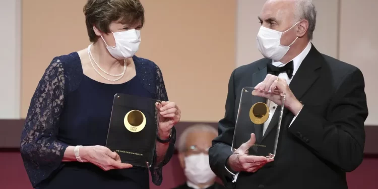 Nobel de Medicina 2023 vai para Katalin Karikó e Drew Weussnab por pesquisas que permitiram criação de vacinas contra Covid