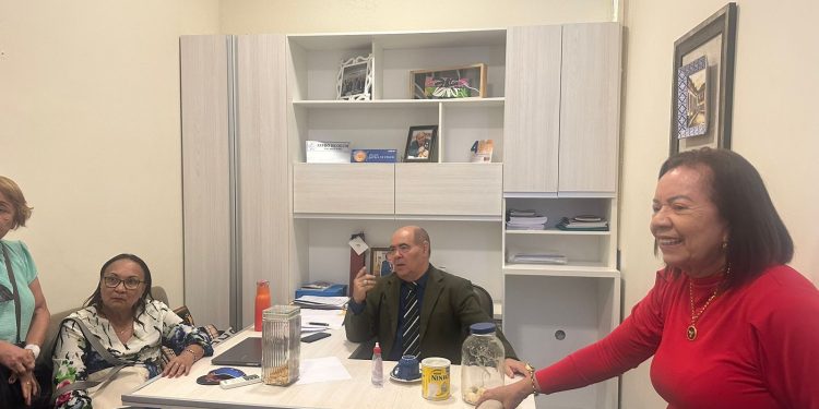 Aposentados do magistério comemoram aprovação na Câmara Municipal do PL que vai beneficiar a categoria.