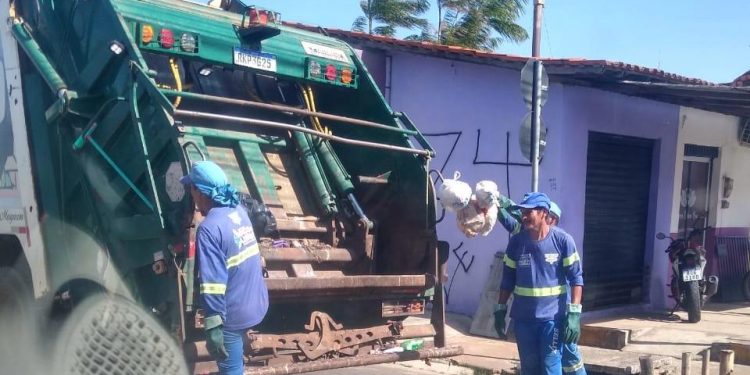 Equipes da SEMIU recolhem lixo acumulado nas ruas de Paço do Lumiar