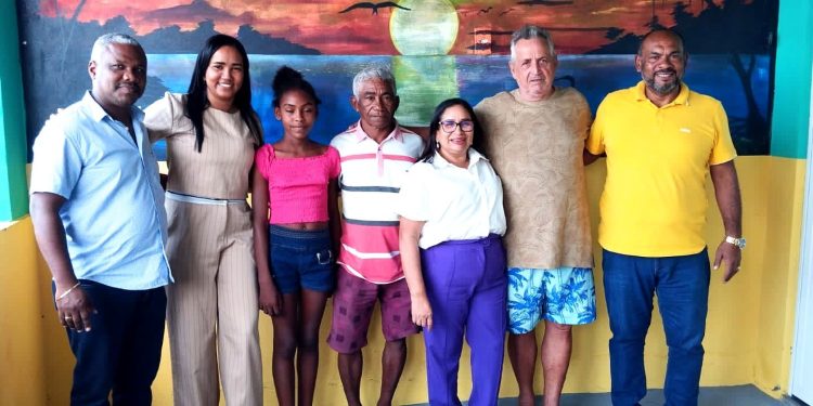 Com Paula Azevedo, Jorge Marú é Calorosamente Recebido pelas Marisqueiras do Timbuba