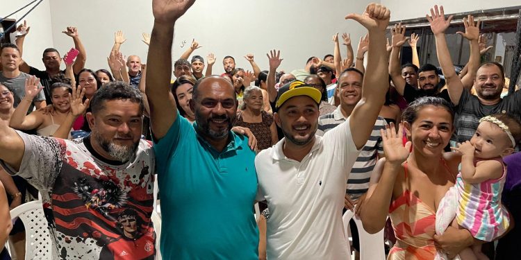 Jorge Marú ouve moradores durante visitas em comunidades de Paço do Lumiar 