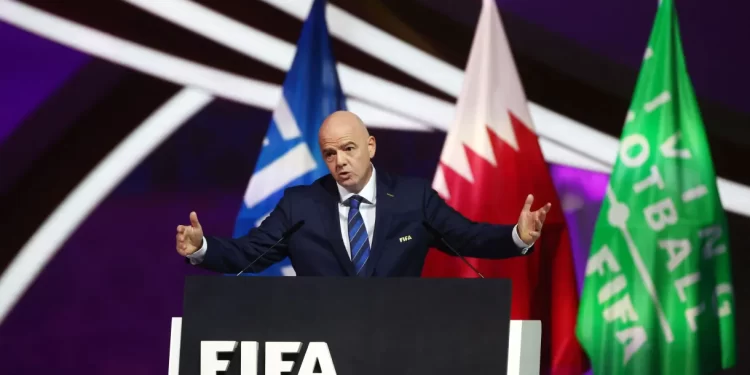 Presidente da Fifa defende derrota automática para casos de racismo