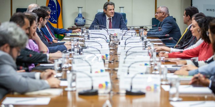 Após dois anos de queda, dívida pública volta a subir no 1º ano de Lula