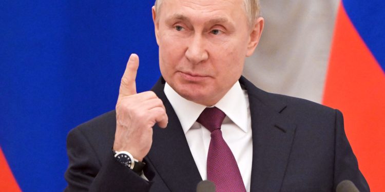 Putin diz que Ocidente arrisca guerra nuclear na Ucrânia