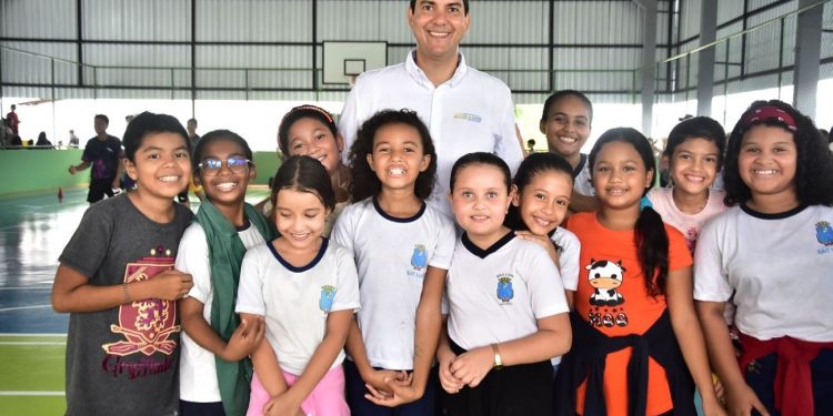 Prefeito Eduardo Braide entrega quadra poliesportiva da U.E.B. Padre Antônio Vieira, no Jardim São Cristóvão, completamente renovada