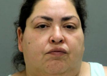 Mulher é condenada a prisão após rasgar e tirar bebê da barriga de jovem