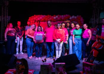 Vereadora Mary do Mojó entrega Título de Cidadã Luminense a Paula Azevedo
