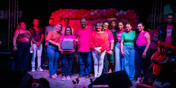 Vereadora Mary do Mojó entrega Título de Cidadã Luminense a Paula Azevedo