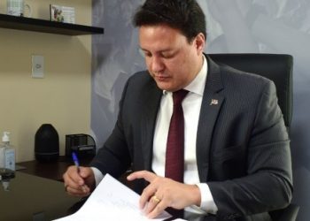 Felipe Camarão pede ao PT a expulsão de presidente do Sinproesemma