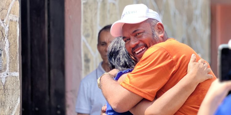 Jorge Marú Recebe Acolhimento Caloroso em Caminhada pelo Maiobão