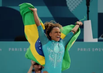 Rebeca Andrade conquista ouro no solo e se torna maior medalhista do Brasil em Olimpíadas