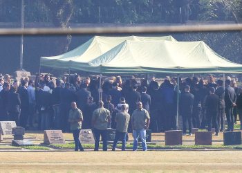 Como foi o enterro de Silvio Santos: caixão fechado, mortalha branca, corte em camisa e ausência de flores; entenda