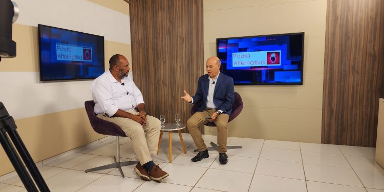 “Com uma fábrica de bloquetes municipal, podemos construir 250 ruas por ano na zona rural”, afirma Marú na TV Alternativa.