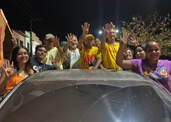 TSUNAMI AMARELO: Dico da Farmácia arrasta milhares de pessoas pelas ruas de Bequimão.