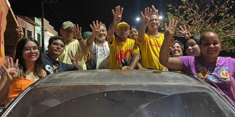 TSUNAMI AMARELO: Dico da Farmácia arrasta milhares de pessoas pelas ruas de Bequimão.