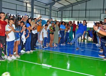 Prefeito Eduardo Braide entrega quadra poliesportiva, campo de futebol e horta em escola na Cidade Operária
