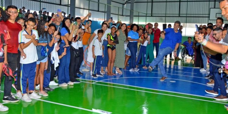 Prefeito Eduardo Braide entrega quadra poliesportiva, campo de futebol e horta em escola na Cidade Operária