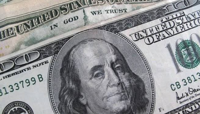 Dólar fecha em R$ 5,91, maior valor da história, e Bolsa recua em meio a incertezas fiscais