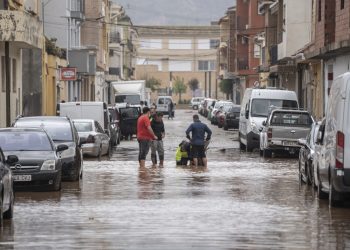 Espanha envia 10 mil militares a operação pós-enchentes; mortes são 211