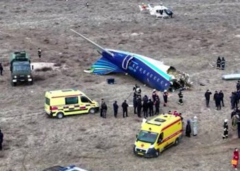 Aeronave da Azerbaijan Airlines cai no Cazaquistão com 38 mortos; suspeita recai sobre sistema de defesa russo
