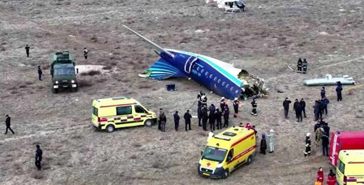 Aeronave da Azerbaijan Airlines cai no Cazaquistão com 38 mortos; suspeita recai sobre sistema de defesa russo