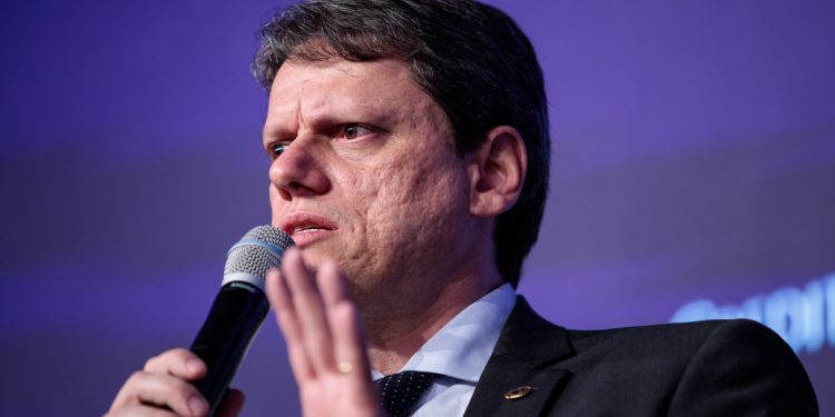 Tarcísio diz que PM que jogou homem de ponte será expulso