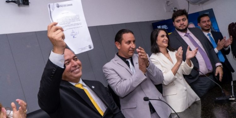 Fred Campos assume mandato como prefeito de Paço do Lumiar e Fernando Feitosa lidera nova Mesa Diretora da Câmara Municipal