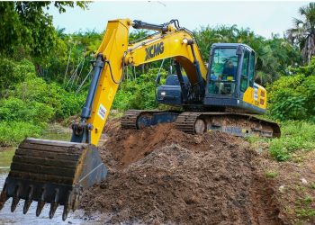 Paço do Lumiar : Prefeitura realiza limpeza do córrego na Sede do município para evitar isolamento da Zona Rural